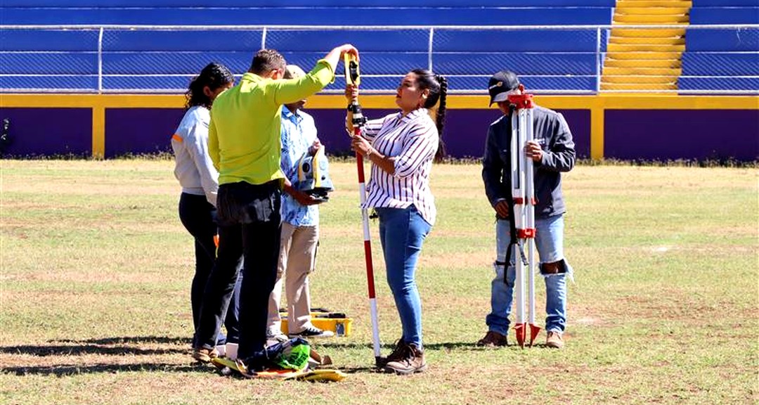 Universidad en el Campo impulsa el aprendizaje práctico en la carrera de Topografía