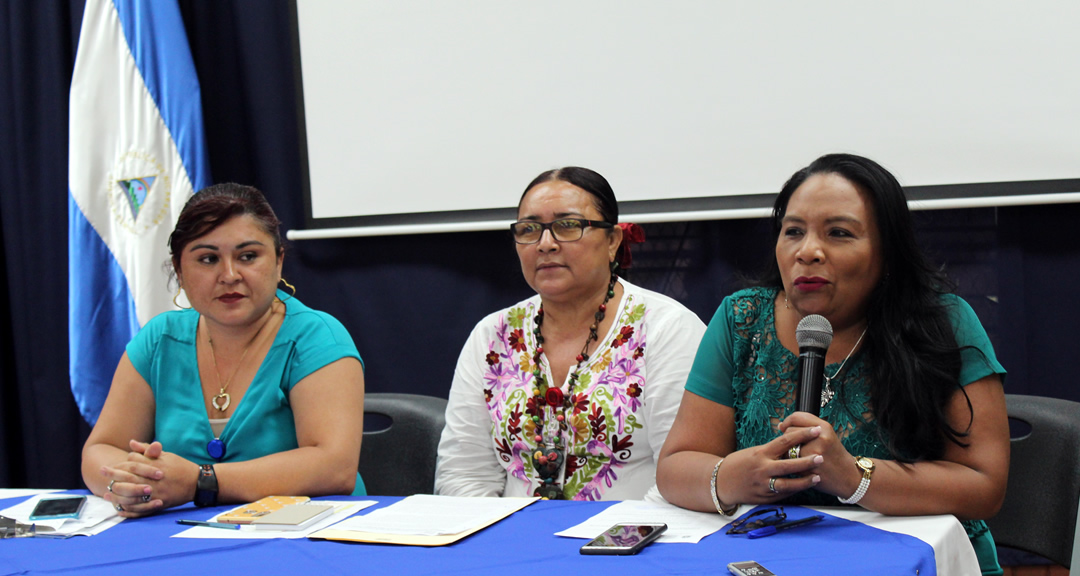 De izquierda a derecha: Las maestras Mabel Gaytán, Coordinadora del grupo literario EROS; Lesbia Grijalva, Directora de Cultura, y Maritza Vallecillo, Directora del Sistema Bibliotecario de la UNAN-Managua.
