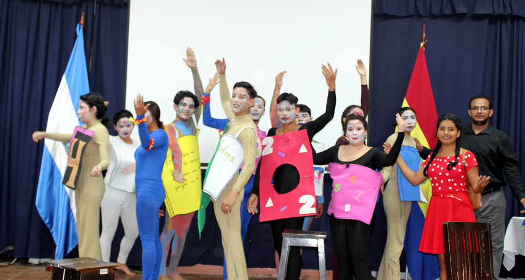 Integrantes del Grupo de Teatro de la UNAN-Managua presentan la obra «El coloquio de los libros».