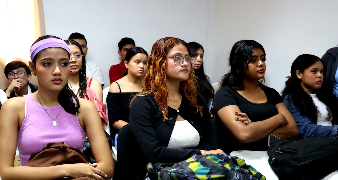 Avances en equipamiento de radiodiagnóstico y radioterapia son presentados durante charla académica