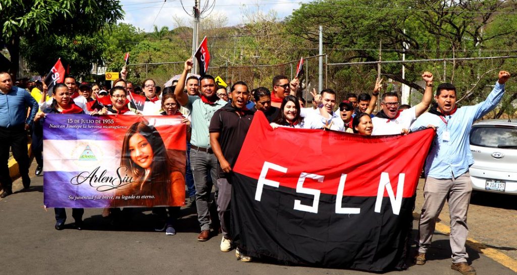 Estudiantes y personal celebra con alegría el Día de la Dignidad Nacional