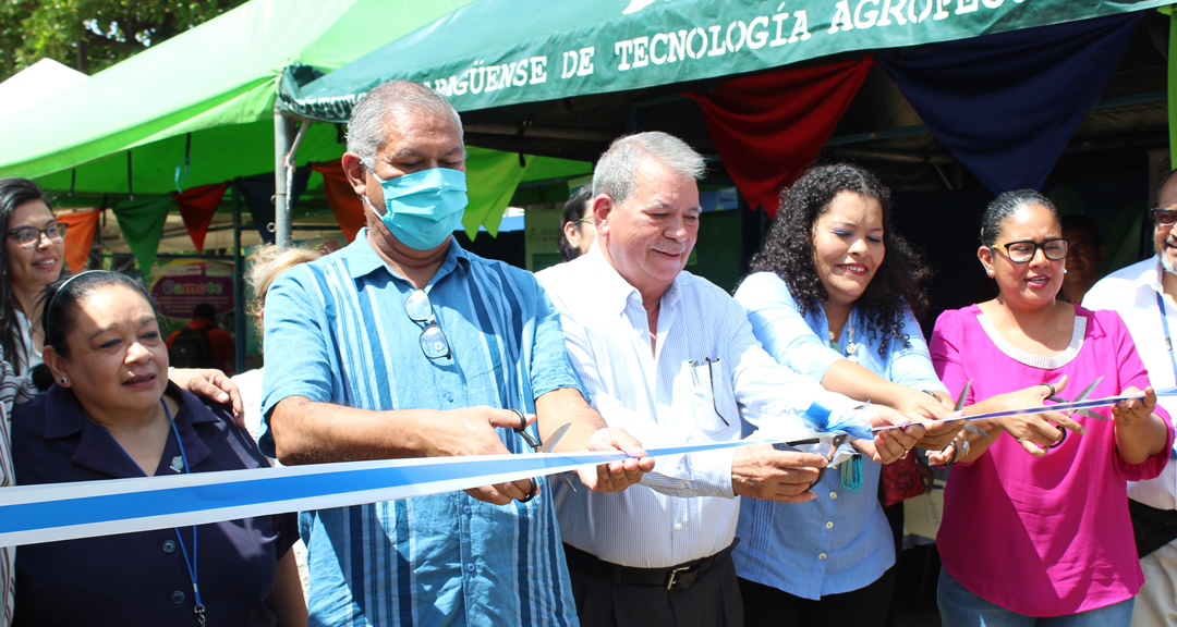 Autoridades del CNU, CONICYT e INTA inaugurando la feria