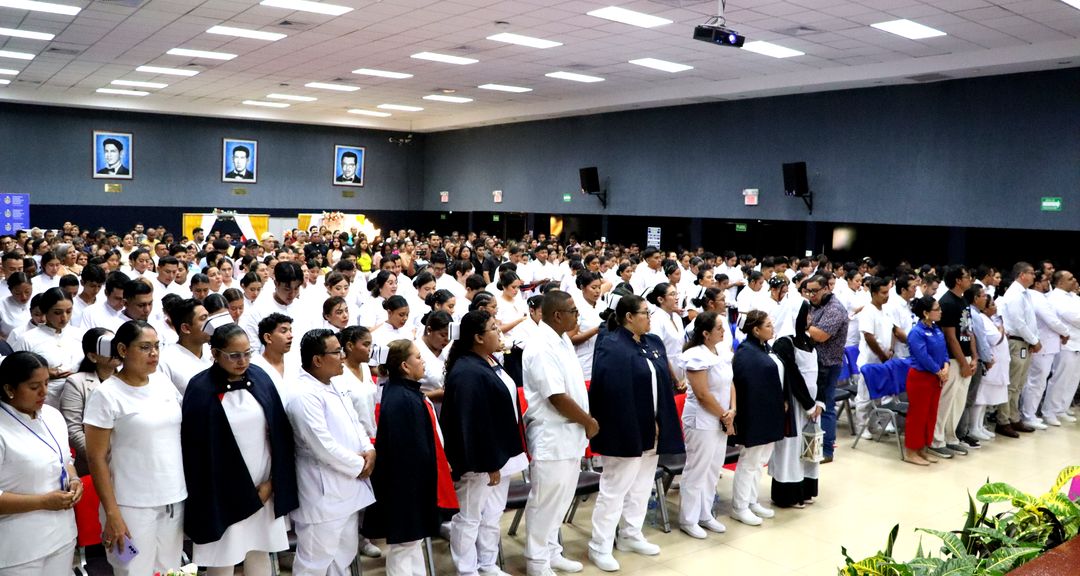 130 estudiantes de Enfermería reciben imposición de símbolos