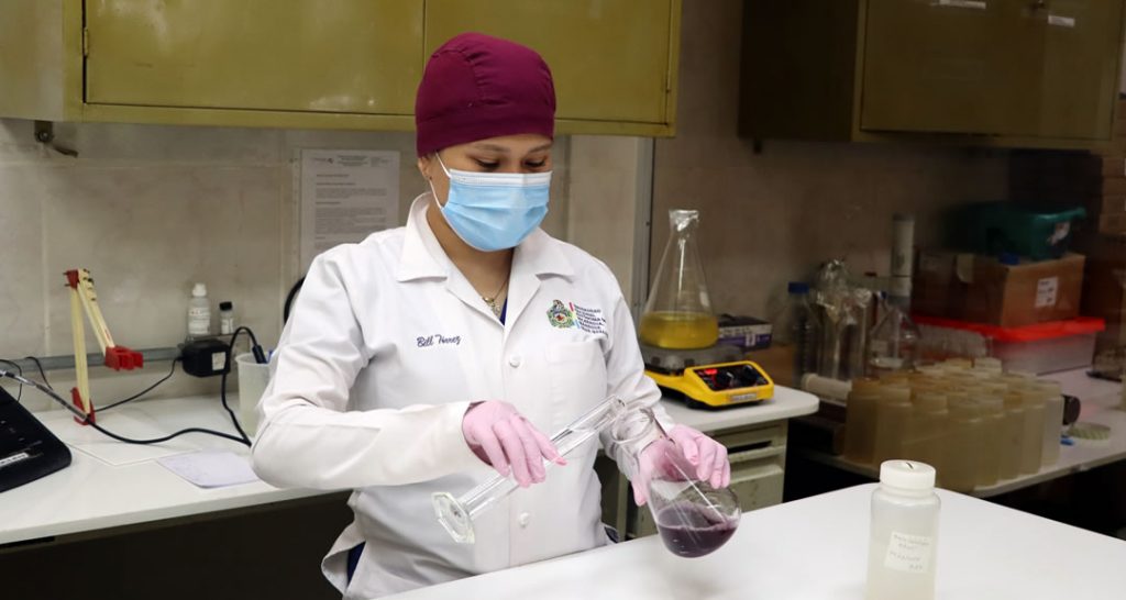 Bilguith Tórrez, joven entusiasta, dedicada y comprometida a sus estudios de Microbiología