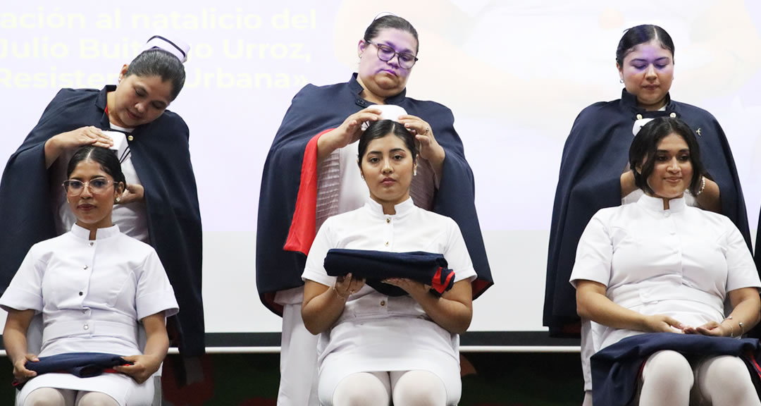 130 estudiantes de Enfermería reciben imposición de símbolos