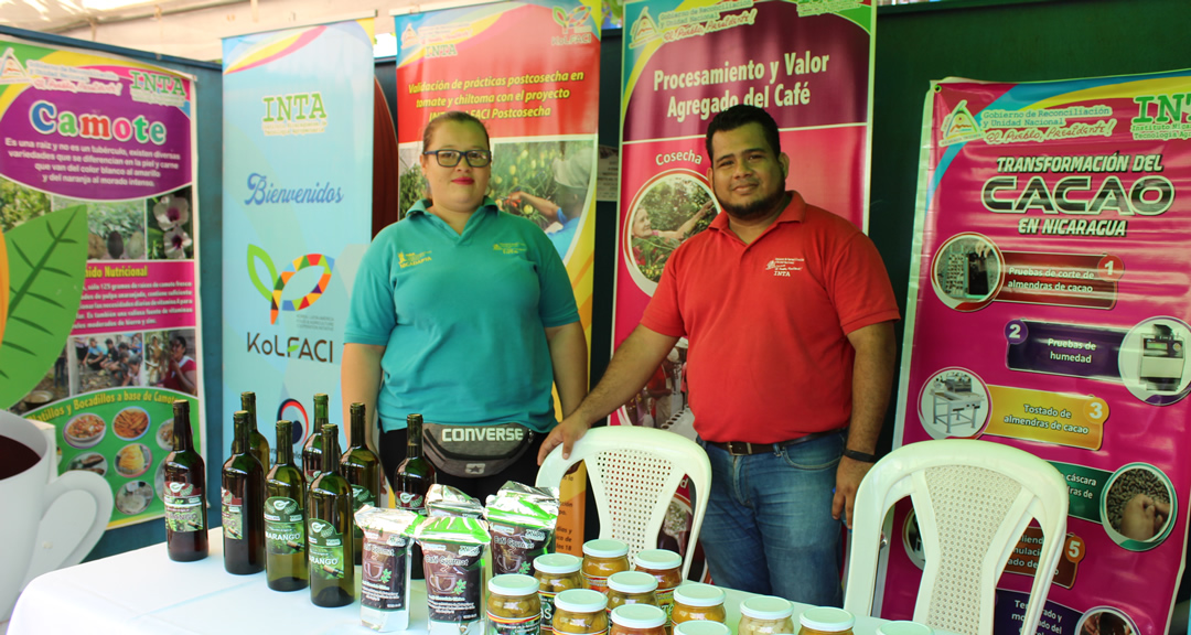 El joven Henry Pedrosa, Jefe de Unidad de Agroindustria y Gabriela Vidé, Investigadora en agroalimentos, presentan proyectos de emprendimiento sobre alternativas de productos agropecuarios a fin de aprovechar las frutas tropicales.