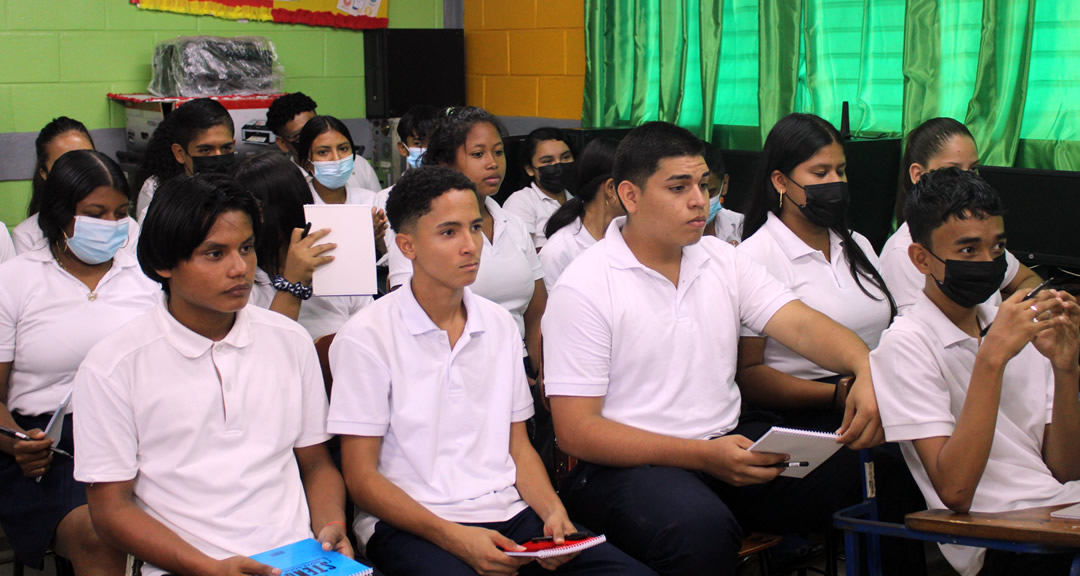 Durante el encuentro con estudiantes del Centro Educativo Pablo Antonio Cuadra