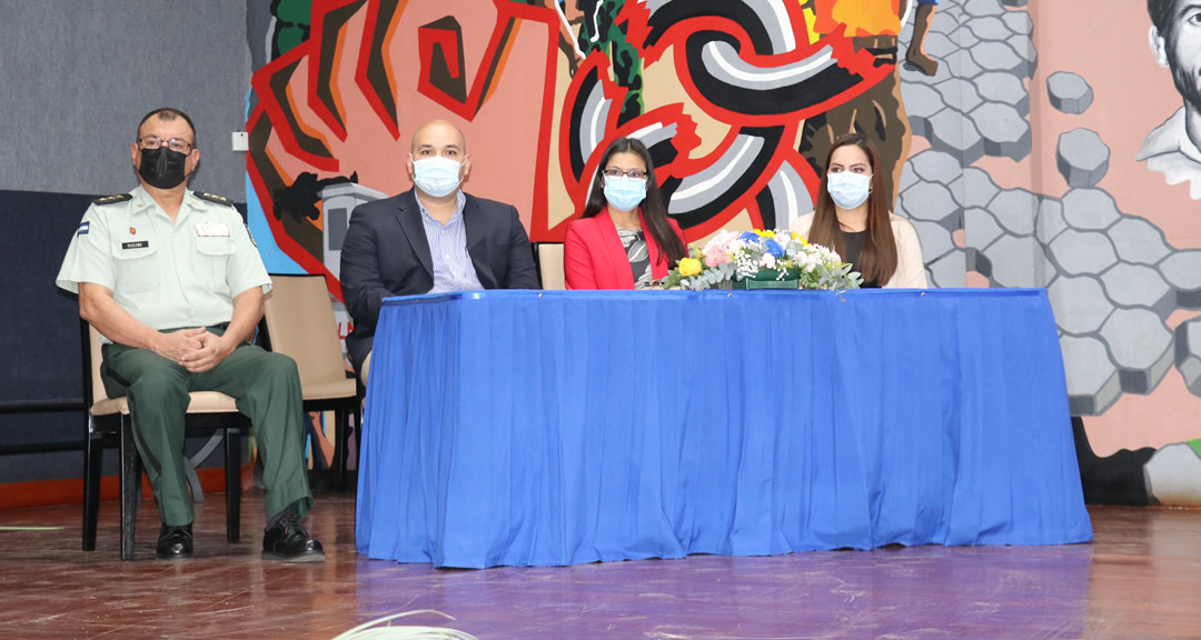 De izq. a der. Dr. Héctor Rugama, subdirector médico del Hospital Militar, Dr. Tercero, Dra. Blandón y Mtra. Rodríguez