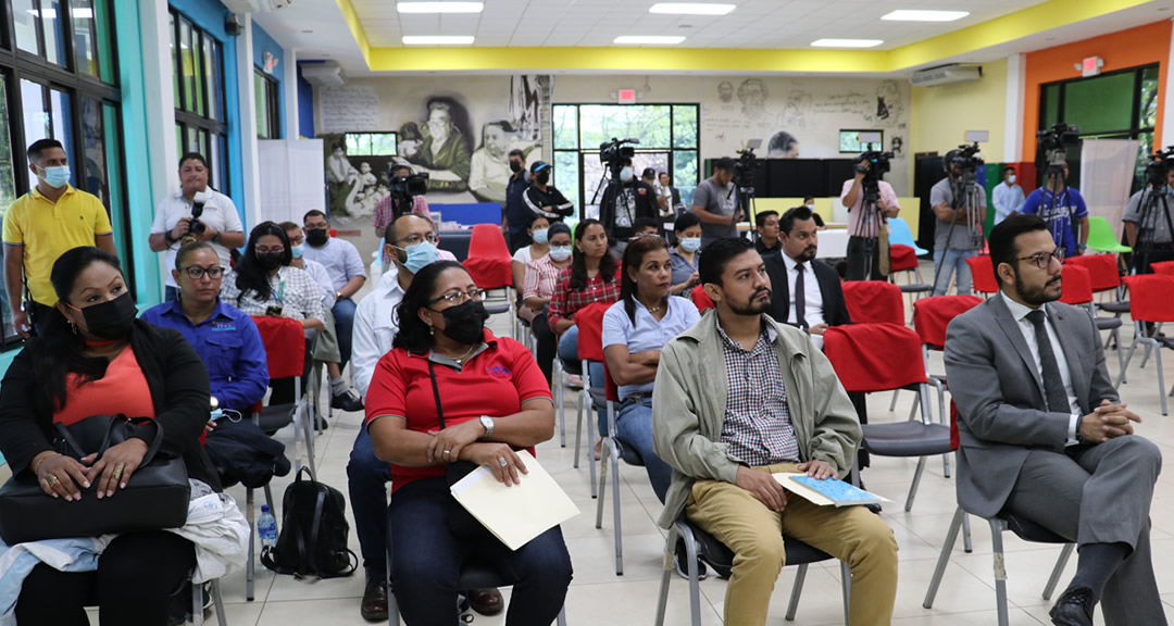 Acompañaron esta actividad, emprendedores y miembros de la comunidad educativa