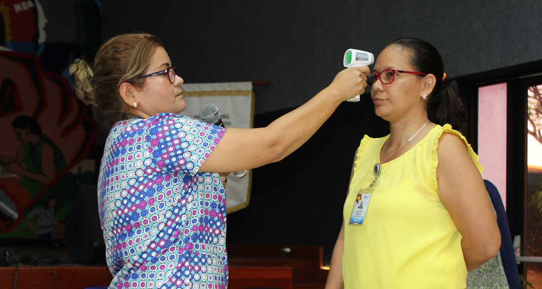 Personal de la UNAN-Managua preparándose para el uso de termómetros