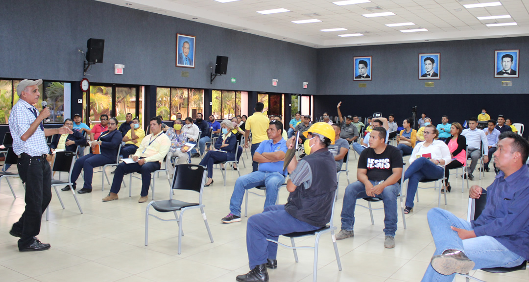 Personal de la UNAN-Managua durante el taller en el auditorio Fernando Gordillo