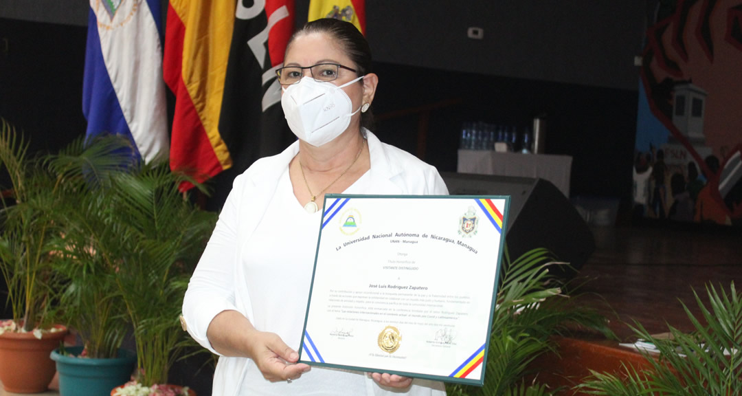 UNAN-Managua otorgó al conferencista Título Honorífico de Visitante Distinguido