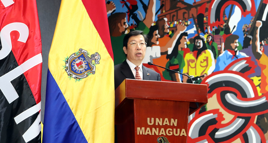 Embajador de la República Popular China durante su alocución en el Auditorio Fernando Gordillo de la UNAN-Managua