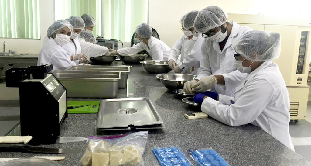 Investigadores del INTA y de la UNAN-Managua. Fotografía: Laboratorio de Biotecnología