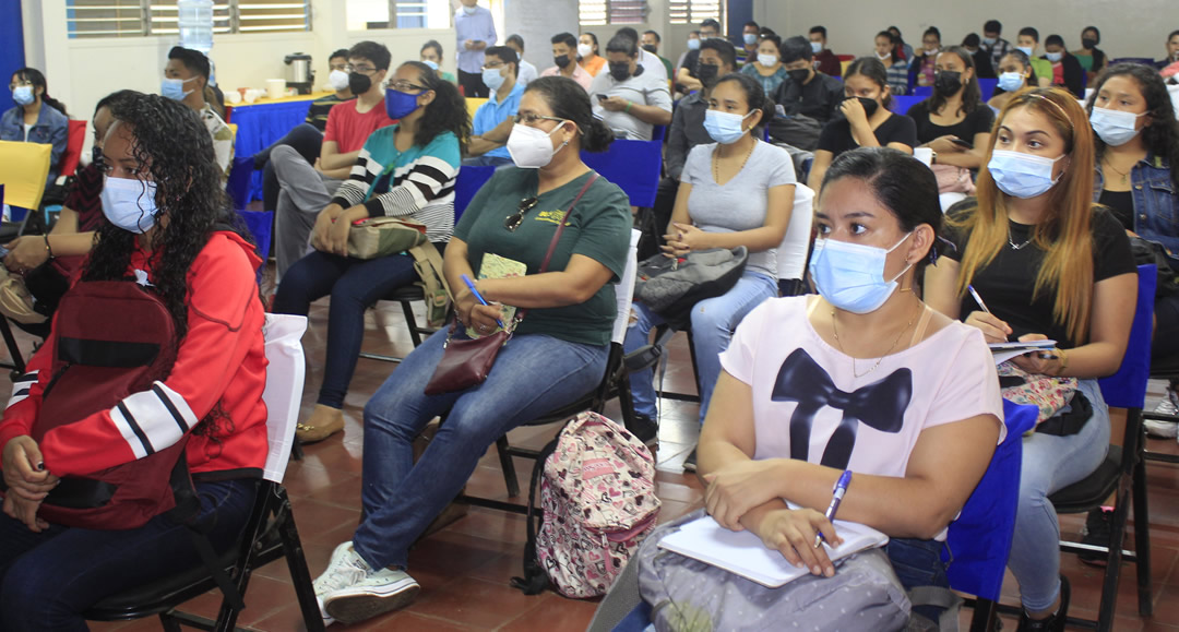 Académicos y estudiantes del Departamento de Economía participaron en el conversatorio