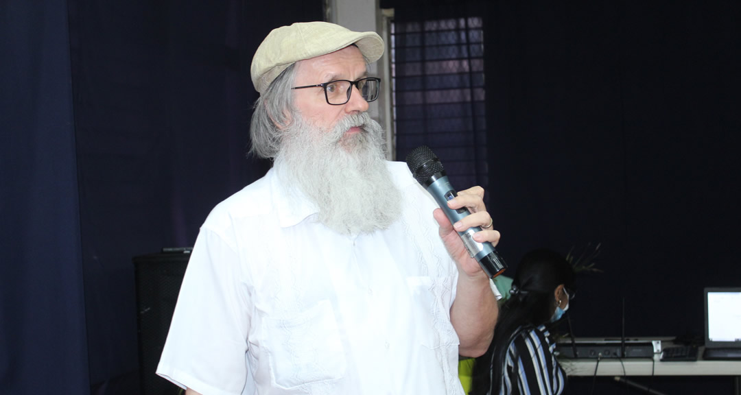 Dr. Herman Van de Velde durante su ponencia