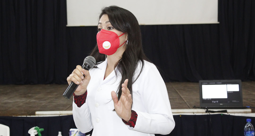 Dra. Jhoanna López, psicóloga, durante el conversatorio sobre apoyo de la familia y su entorno