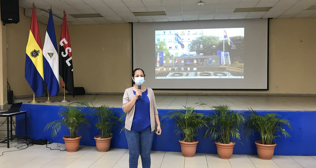 Maestra Elizabeth Castillo expone la planificación de las actividades de GIRUNAN