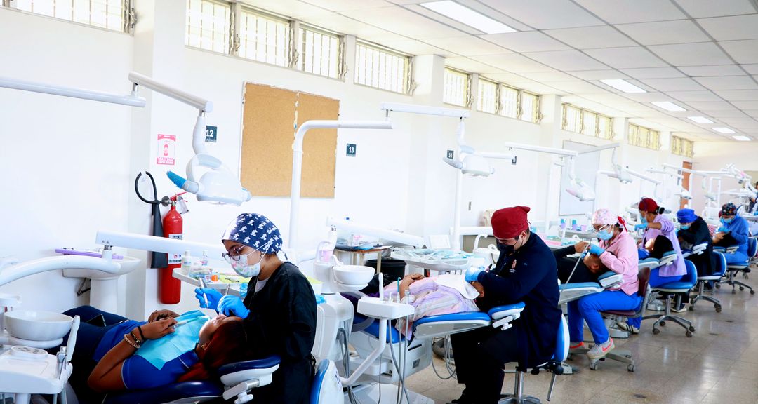 Con compromiso y vocación de servicio, estudiantes de Odontología fortalecen la salud oral del pueblo nicaragüense