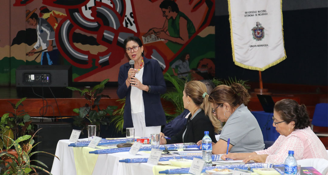 Máster Telma López Briceño, decana, presenta logros de la Facultad de Humanidades y Ciencias Jurídicas. 