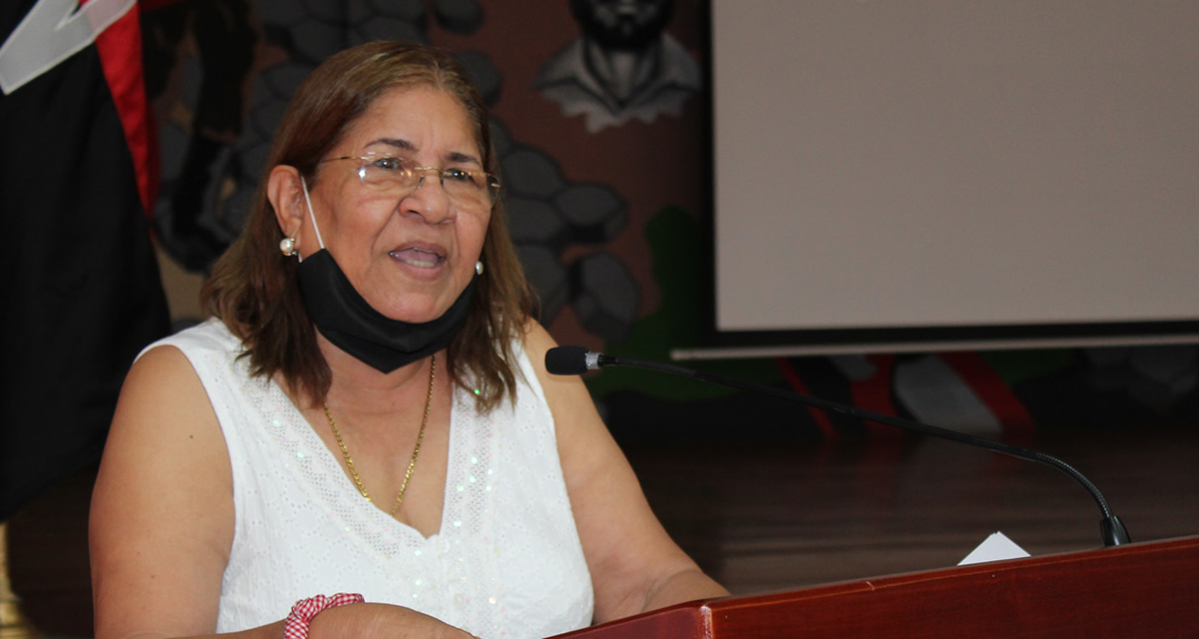Dra. Jilma Romero Arrechavala, Directora de Extensión Universitaria de la UNAN-Managua, durante su disertación.