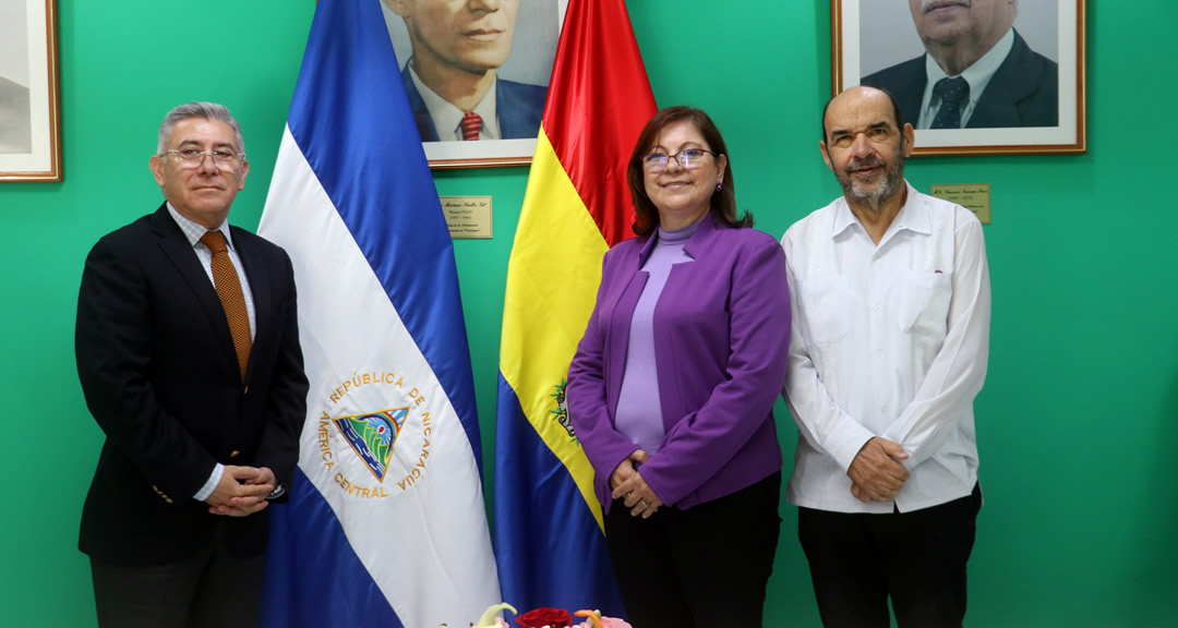 Autoridades universitarias reciben la visita del encargado de negocios de la Embajada de Chile