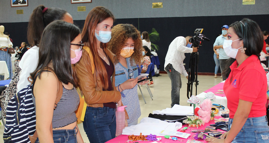 Comunidad universitaria que asistió al panel de mujeres emprendedoras.