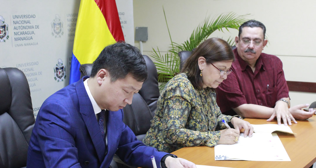 Maestra Ramona Rodríguez Pérez y Sr. Zhilong Liu firman convenio específico de colaboración entre Huawei y UNAN-Managua.