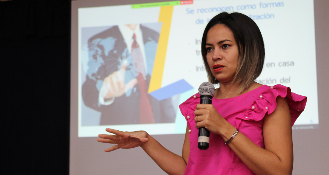 Maestra Ana Arce Munguía, ejecutiva de la DIREPI y facilitadora del taller.