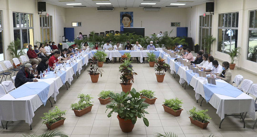 Miembros del Consejo Universitario participan en la sesión ordinaria 12-2022 