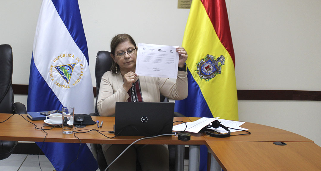 Mtra. Ramona Rodríguez Pérez, máxima autoridad del sistema educativo nicaragüense, presenta su firma de la declaratoria