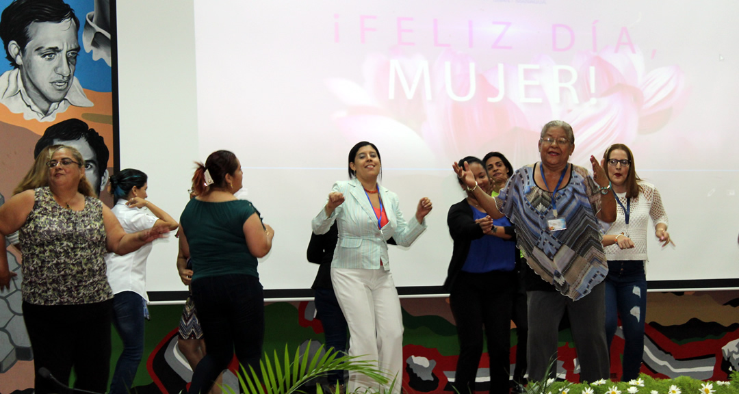 Mujeres Universitarias festejan su día