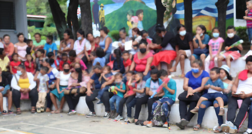 Comunidad Universitaria comparte con niños de la Asonvihsida