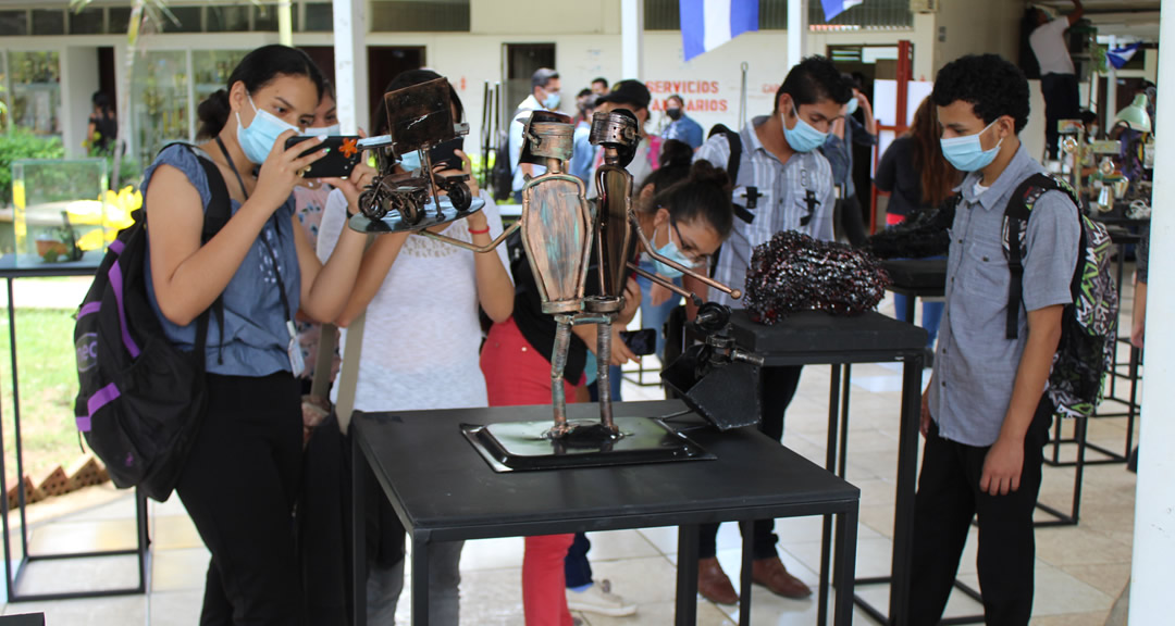 Universitarios conocen obras itinerantes de Art Metal Nicaragua