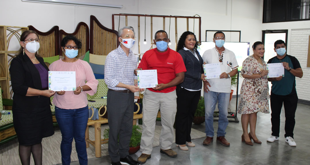 Emprendedores culminan de manera satisfactoria Taller de Industrialización del Bambú