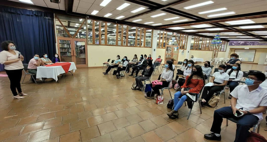 Estudiantes de Lengua y Literatura comparten experiencias pedagógicas en colegios