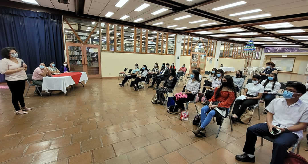 Estudiantes de Lengua y Literatura comparten experiencias pedagógicas en colegios