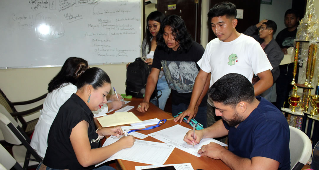 Universitarios realizan trámite de renovación de beca interna