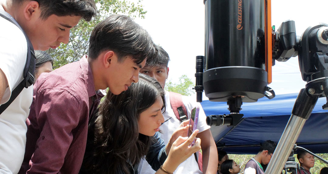 Comunidad universitaria de la UNAN-Managua observa el eclipse solar parcial 2024