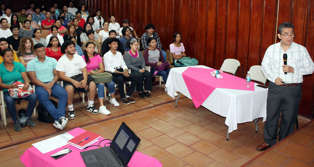 Estudiantes de Física Médica e Ingeniería Civil participan en charla sobre protección radiológica