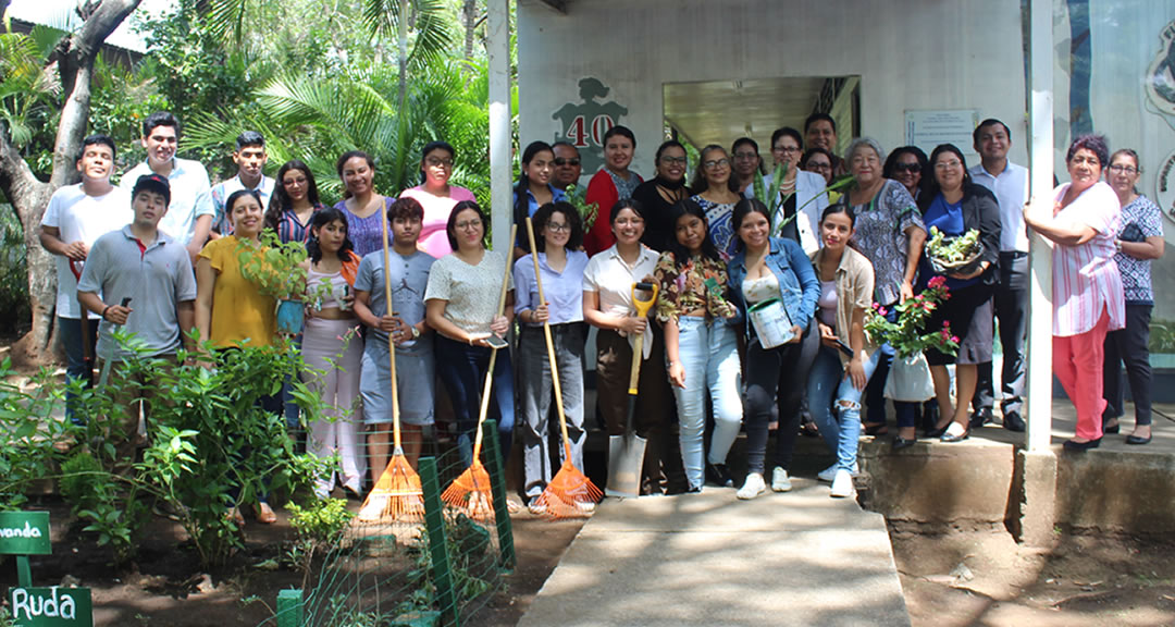 Universitarios continúan impulsando acciones para embellecer las áreas verdes en la UNAN-Managua