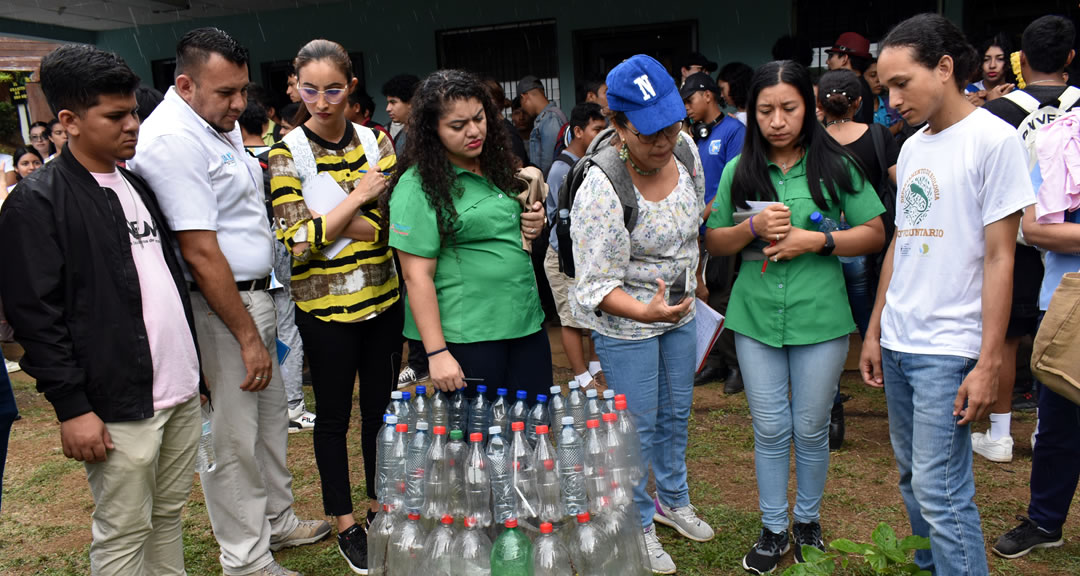 Universitarios promueven cuido de la madre tierra en feria de reciclaje y emprendimientos