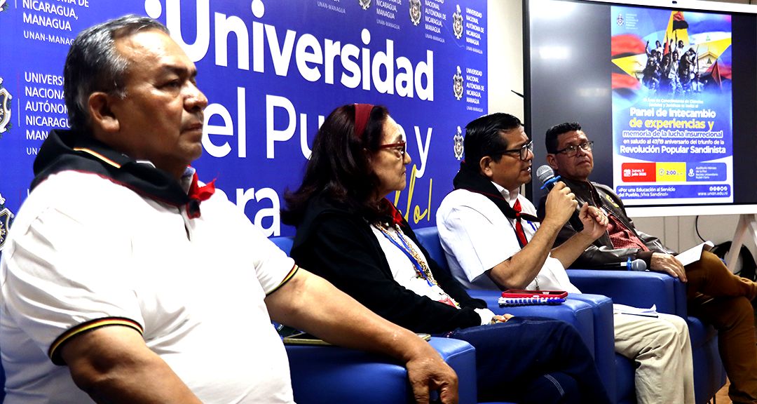 Comunidad universitaria ratifica su compromiso con la revolución a través de panel