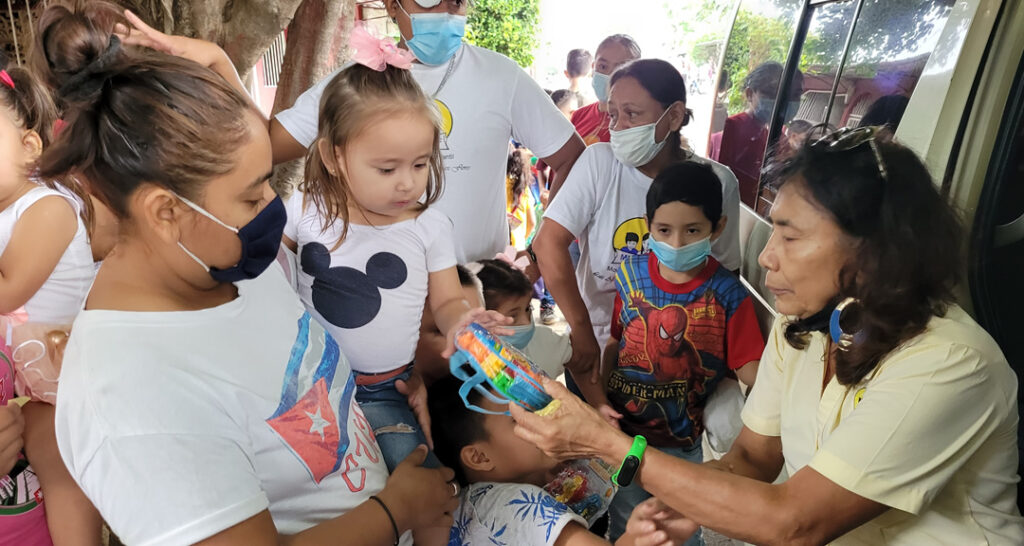 UNAN-Managua y MILAVF entregan juguetes en los distritos III y IV