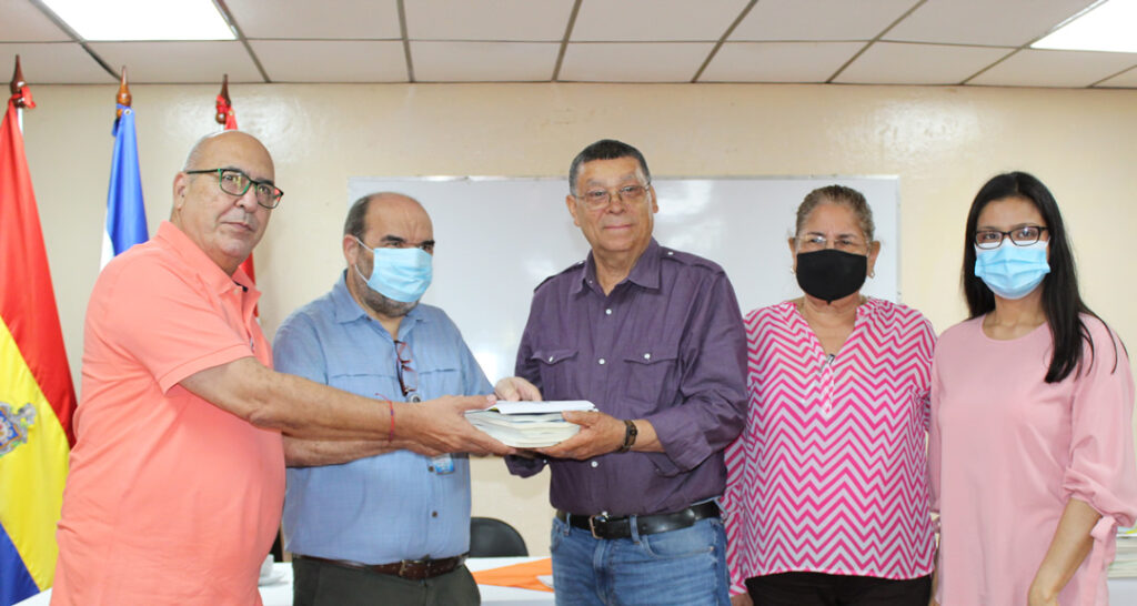 UNAN-Managua realiza donativo de libros de historia al MINED