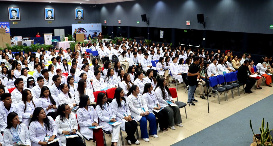 Simposio académico fortalece la formación integral y el análisis de los avances del sistema de salud