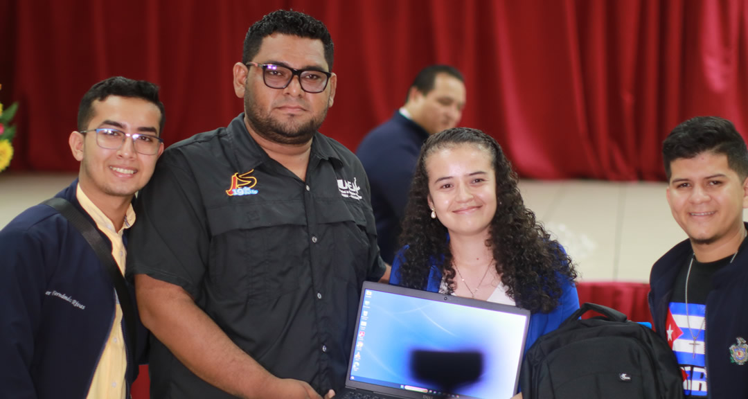 Dirigencia estudiantil otorga reconocimientos a Rosa Herminia Treminio.