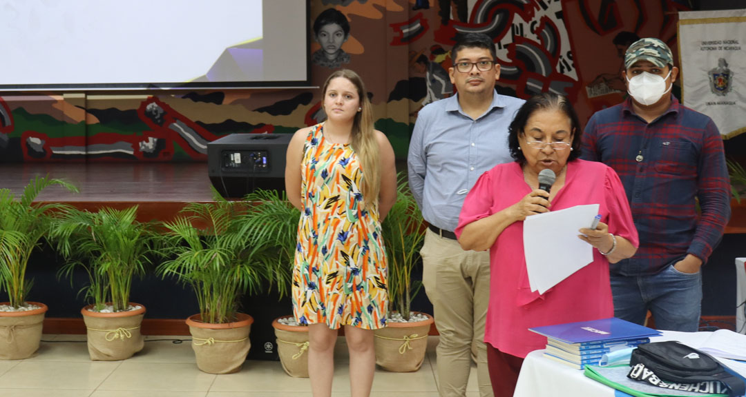 Dra. Marcelina Castillo Venerio, directora del CESMEB, junto con su equipo de trabajo, en la sesión 16-2022 del Consejo Universitario