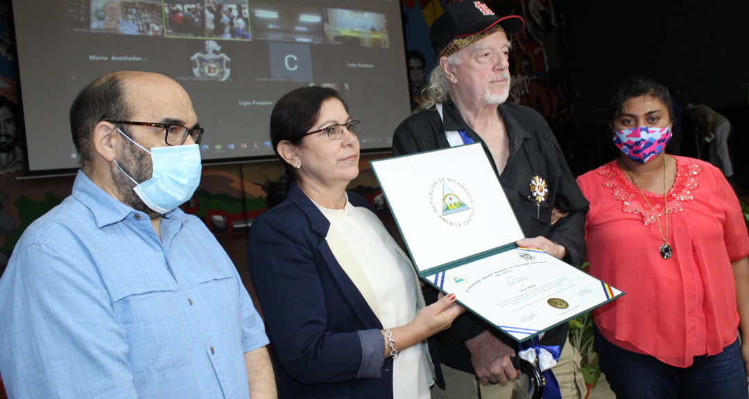 UNAN-Managua rinde homenaje a Brian Wilson por su lucha por la paz, la justicia y amor a la democracia