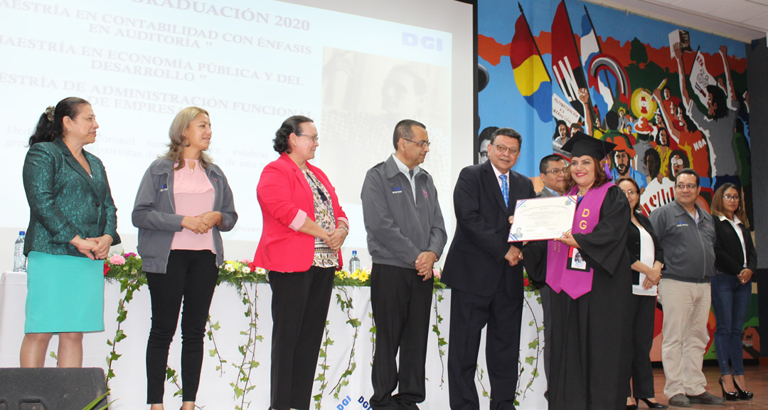UNAN-Managua y DGI gradúan a 49 funcionarios del Estado